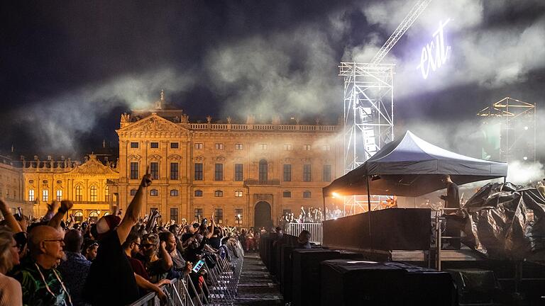 Tausende Menschen besuchten im September dieses Jahres das EXIT - Konzert  von Sven Väth auf dem Residenzplatz in Würzburg.