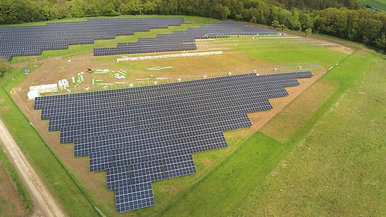 Der Solarpark bei Harrbach ist bald fertig.