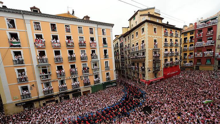 &bdquo;Sanfermines&rdquo;-Fest in Pamplona       -  Eine begeisterte Menschenmenge feiert die Eröffnung des Sanfermín-Festes.