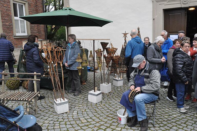 Das Ehepaar Richter aus Thüringen zeigte Kunst an der Weide. Das Ehepaar Richter aus Thüringen zeigte Kunst an der Weide.