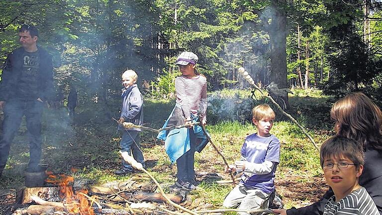 Stockbrot und Insektenkunde       -  (eam)   Radler und Wanderer aus nah und fern nutzten die traditionelle Radsternfahrt des Bund Naturschutz zum Willkomm-Haus im Neuwirtshäuser Forst, um es sich mitten im Wald gemütlich zu machen. Vor allem Familien nutzten dies. Kinder konnten auf eigene Faust im Wald spielen, Holz sammeln fürs Lagerfeuer und Stockbrot grillen. Schmetterlingsexperte Wolfgang Seufert erzählte einiges über Insekten. Auch Mai- und Laufkäfer sowie ihre Lebensweise wurden unter die Lupe genommen. &bdquo;Ich habe hier in einer halben Stunde mehr über Insekten gelernt, als in meinem (zugegebenermaßen Molekular-)Biologiestudium&ldquo;, bekannte ein Gast.