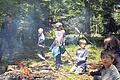 Stockbrot und Insektenkunde       -  (eam)   Radler und Wanderer aus nah und fern nutzten die traditionelle Radsternfahrt des Bund Naturschutz zum Willkomm-Haus im Neuwirtshäuser Forst, um es sich mitten im Wald gemütlich zu machen. Vor allem Familien nutzten dies. Kinder konnten auf eigene Faust im Wald spielen, Holz sammeln fürs Lagerfeuer und Stockbrot grillen. Schmetterlingsexperte Wolfgang Seufert erzählte einiges über Insekten. Auch Mai- und Laufkäfer sowie ihre Lebensweise wurden unter die Lupe genommen. &bdquo;Ich habe hier in einer halben Stunde mehr über Insekten gelernt, als in meinem (zugegebenermaßen Molekular-)Biologiestudium&ldquo;, bekannte ein Gast.
