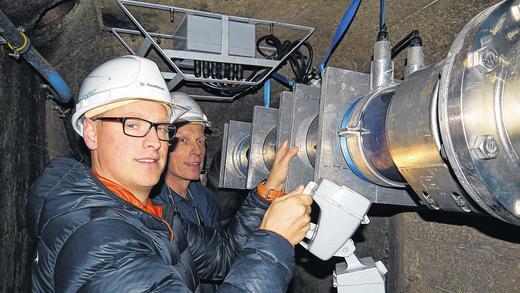 In der Tiefe: Matthias Haselbauer (links) und Jan Kiver stehen vor dem Aalzähler im Wasserkraftwerk Limbach. Dieser ist in einem alten Schacht installiert.