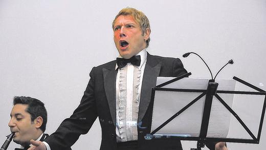 Was für ein Auftritt: bei seinem Deutschlanddebüt begeisterte Tenor Francesco Malapena das Bronnbacher Publikum völlig.