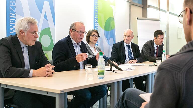 Pressekonferenz zu den ersten Coronavirus-Fällen in Würzburg am Donnerstag im Landratsamt in Würzburg. Im Bild von links: Schulamtsleiter Erwin Pfeuffer, Dr. Johann Löw (Leiter des Gesundheitsamtes), Miriam Meder (Leiterin der Corona-Koordinationsgruppe am Landratsamt), Landrat Eberhard Nuß und Oberbürgermeister Christian Schuchardt.