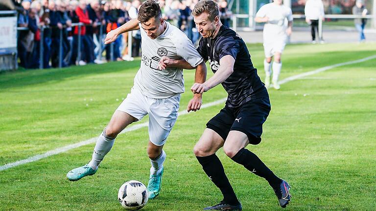 Zweikampf zwischen Michael Winkler (links, Rimpar) und Marco Schiebel (Frammersbach): Nach dem Sportgerichtsurteil zur Frammersbacher Partie in Mömlingen sind beide Mannschaften in der Bezirksliga-Tabelle nach Punkten wieder gleichauf.