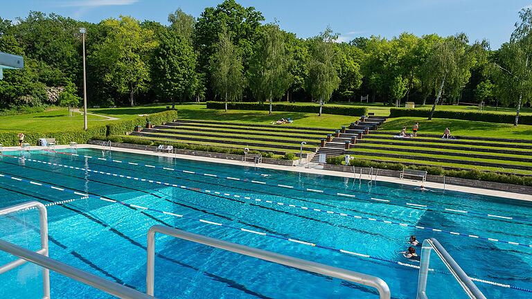 Terassenförmig angelegt: Die Liegewiesen am 50-Meter-Sportbecken.