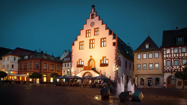 Im Bürgersaal des historischen Rathauses in Karlstadt werden die Unterfränkischen Kulturtage mit einem Kabarett Auftritt von Matthias Walz am 30. Juni eröffnet. (Archivbild)