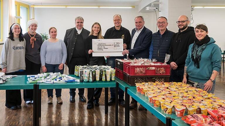 Fleißige Helferinnen und Helfer: (von links): Lucy Feldmann und Anna-Lena Welz, Studentinnen, Sarah Bulla, Caritas, Domkapitular Clemens Bieber, Anna-Maria und Rainer Schömig, Paul Lehrieder und Bernhard Christof, Vorstand im Förderverein Wärmestube, Moritz Maier, Leiter der Wärmestube, und Stefanie-Irmgard Behnecke, Projektkoordinatorin OSKAR des Fördervereins Wärmestube.