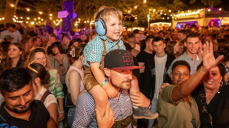 In viele strahlende und glückliche Gesichter blickte Sebastian Karl bei seinem ersten Volkacher Weinfest als Festleiter.