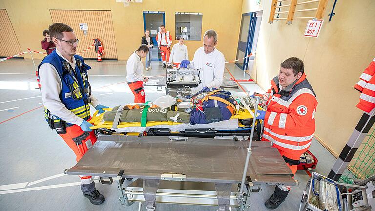 Im Szenario wurde nach einem stundenlangen Stromausfall in einer Turnhalle ein Notfall-Betreuungsplatz eingerichtet. Im Szenario wurde nach einem stundenlangen Stromausfall in einer Turnhalle ein Notfall-Betreuungsplatz eingerichtet.