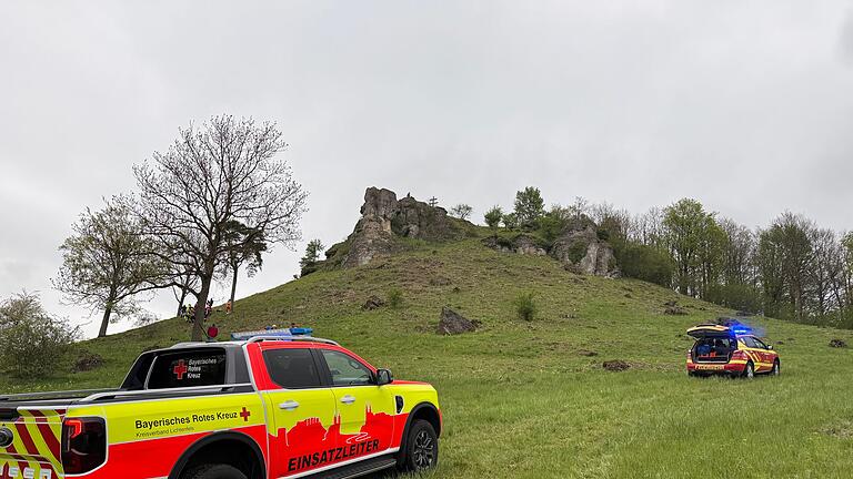 Tödliches Unglück am Staffelberg bei Bad Staffelstein - Die Frau rutschte an einer Felskante ab und stürzte über zehn Meter in die Tiefe. Tödliches Unglück am Staffelberg bei Bad Staffelstein - Die Frau rutschte an einer Felskante ab und stürzte über zehn Meter in die Tiefe.
