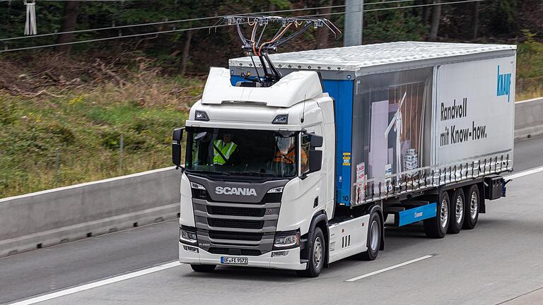 Auf der Teststrecke auf der A5 fährt der Test-Lkw mit Strom aus der Oberleitung. Mit dem Fahrzeug liefert Knauf Profiltechnologie von Richter System an Baustofffachhändler im Rhein-Main-Gebiet.