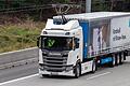 Auf der Teststrecke auf der A5 fährt der Test-Lkw mit Strom aus der Oberleitung. Mit dem Fahrzeug liefert Knauf Profiltechnologie von Richter System an Baustofffachhändler im Rhein-Main-Gebiet.