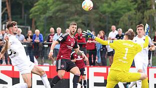 Nürnbergs Eric Shuranov (Mitte) lupft aus vollem Lauf zum 2:1 ins Tor. Die Schweinfurter (von links) Bennet Schmidt und Lukas Aigner können es nicht verhindern.  Foto:  Daniel Marr, Imago, Sportfoto Zink       -  Nürnbergs Eric Shuranov (Mitte) lupft aus vollem Lauf zum 2:1 ins Tor. Die Schweinfurter (von links) Bennet Schmidt und Lukas Aigner können es nicht verhindern.  Foto:  Daniel Marr, Imago, Sportfoto Zink