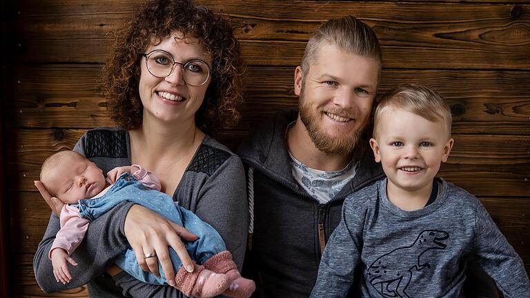 Die stolzen Eltern Ramona und Tim Bömmel mit ihren Kindern Anton und Baby Emma.