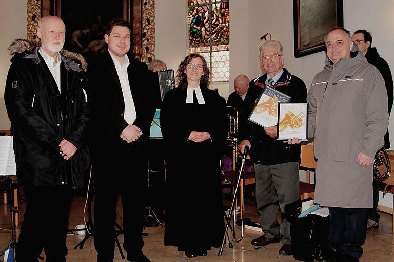 Vor kurzem fand ein Generationswechsel im Dirigentenamt statt (von links): Dieter Eisenacher, der neue Dirigent Marco Rügheimer, Pfarrerin Sarah Schimmel, Herbert Hofmann (Dirigent von 1960 bis 2023) und der Vizepräsident der evangelischen Posaunenchöre Bayern, Markus Kaiser.