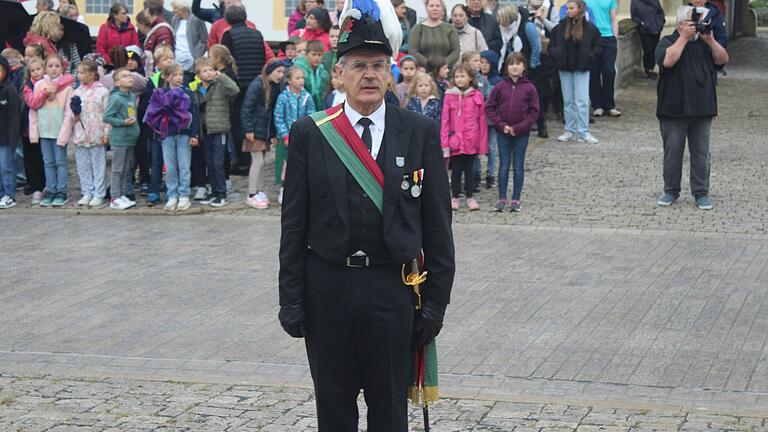 Hauptmann Karl Gropp ging nicht nur beim Bürgerauszug in Wiesentheid voran. Er gab auch den besten Schuss beim traditionellen Schießen ab. Hauptmann Karl Gropp ging nicht nur beim Bürgerauszug in Wiesentheid voran. Er gab auch den besten Schuss beim traditionellen Schießen ab.