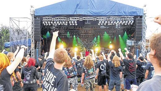 Andrang: Kaum überschaubar war der Besucherandrang vor der Bühne &ndash; Metaler so weit das Auge reicht.