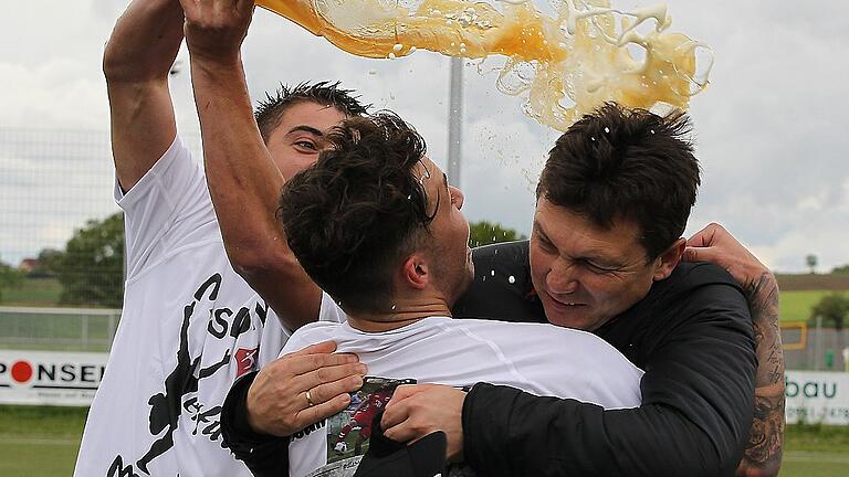 Für Trainer Josef Francic (rechts) gibt es kein Entrinnen: Michael Kraus (links) und Ingo Feser verpassen ihm eine Bierdusche.