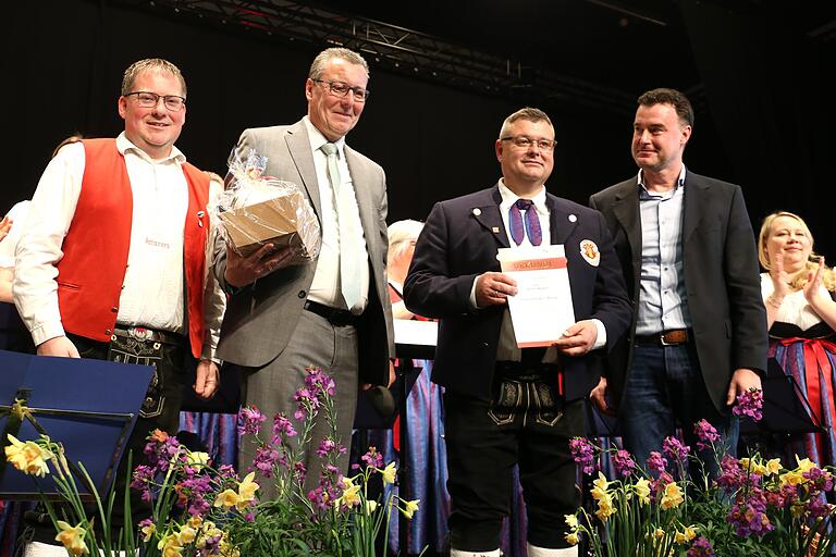 Die Dirigentennadel in Bronze der Bundesvereinigung Deutscher Musikverbände überreichten der Vorsitzende des Nordbayrischen Musikbundes (MBMB), Markus Schenk (rechts), zusammen mit Veitshöchheims Bürgermeister Jürgen Götz als NBMB-Ehrenkreisvorsitzender (zweiter von links) an Stefan Wagner; links der Veitshöchheimer Musikvereinsvorsitzende Johannes Röhm.