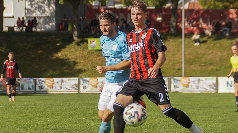Münnerstadts Spielertrainer Simon Snaschel (links) kommt in dieser Szene nicht an Konrad Schneider (rechts) vom TSV Aubstadt II vorbei. Münnerstadts Spielertrainer Simon Snaschel (links) kommt in dieser Szene nicht an Konrad Schneider (rechts) vom TSV Aubstadt II vorbei.