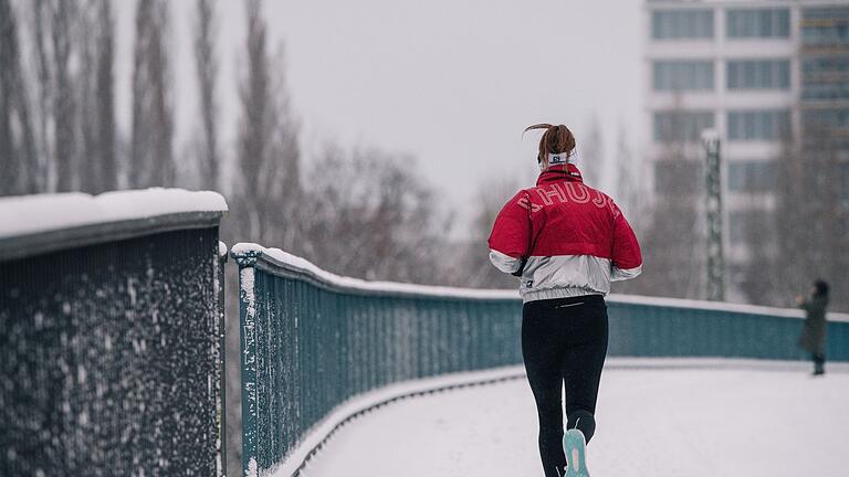 Person joggt im Winter.jpeg       -  Joggen gilt als wahrer Fettkiller beim Abnehmen.