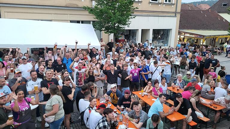 Stadtfest Bad Brückenau: Sparevent mit Stimmungshöhen       -  Die Fußball-Übertragung beim Stand des TSV Volkers zog viele Fans an.