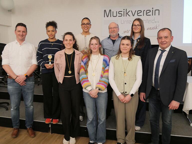 Junge Sportlerinnen haben bei ihren unterschiedlichen Leichtathletik-Sportarten besondere Einzelerfolge auf unterfränkischer, bayerischer und deutscher Ebene erzielt. Dafür wurden sie geehrt. Hinten von links: Johannes Kemmer, Julie Denkey, Sara Weidner, Trainer und Betreuer Christian Zillober und Matilda Hoos. Vorne von links: Katharina Schmitt, Nelly Oswald, Stella Kilian und der stellvertretende Landrat Alois Fischer. Junge Sportlerinnen haben bei ihren unterschiedlichen Leichtathletik-Sportarten besondere Einzelerfolge auf unterfränkischer, bayerischer und deutscher Ebene erzielt. Dafür wurden sie geehrt. Hinten von links: Johannes Kemmer, Julie Denkey, Sara Weidner, Trainer und Betreuer Christian Zillober und Matilda Hoos. Vorne von links: Katharina Schmitt, Nelly Oswald, Stella Kilian und der stellvertretende Landrat Alois Fischer.