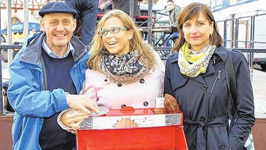 Stolz auf die faire Karschter Schogglaad: Bürgermeister Paul Kruck mit Sekretärin Ellen Berger-Thesen (Mitte) und seiner Vertreterin Anja Baier.