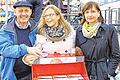 Stolz auf die faire Karschter Schogglaad: Bürgermeister Paul Kruck mit Sekretärin Ellen Berger-Thesen (Mitte) und seiner Vertreterin Anja Baier.