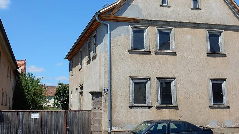 Die Vorbereitung für die Sanierung der denkmalgeschützten Hauptstraße 12 in Oberndorf sind abgeschlossen. Die Bauarbeiter können anrücken.