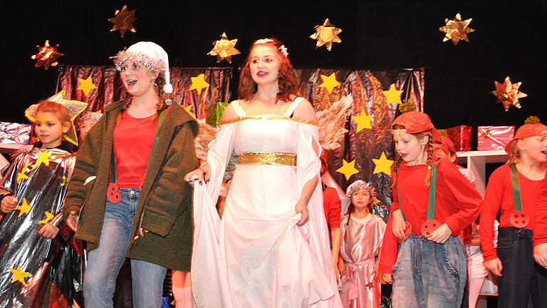 Mit dem Musical 'Wundersame Weihnachtszeit' begeisterten die Schülerinnen und Schüler der Grund- und Mittelschule Waldbüttelbrunn das Publikum.&nbsp;'Solche Aufführungen haben bei uns eine lange Tradition', sagte Schulleiter Manfred Glock.