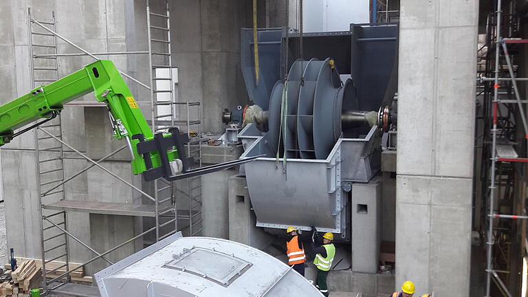 Einbau des Ventilators am Fuß des riesigen Katalysators.