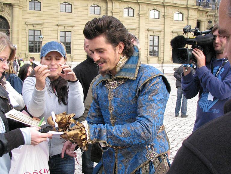 Hollywood-Star Orlando Bloom schrieb es am Residenzplatz bereitwillig Autogramme.