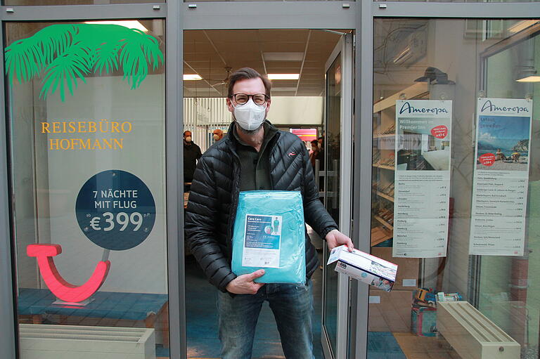 Apotheker Christoph Weißhaar vor dem ehemaligen Reisbüro Hofmann, wo er das Schelltestzentrum eingerichtet hat.