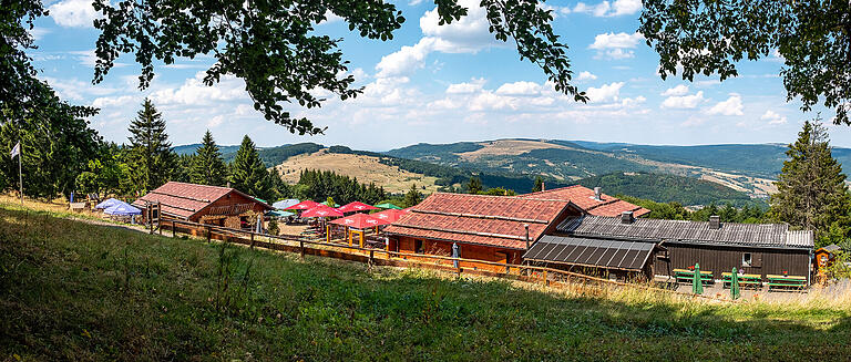 In der Gemündener Hütte sind Gruppen, die Junggesellenabschiede feiern, unter sich. Am Wochenende hat die Gastronomie geschlossen, dadurch stören sie Tagesgäste nicht, so Verena Göpfert.&nbsp;