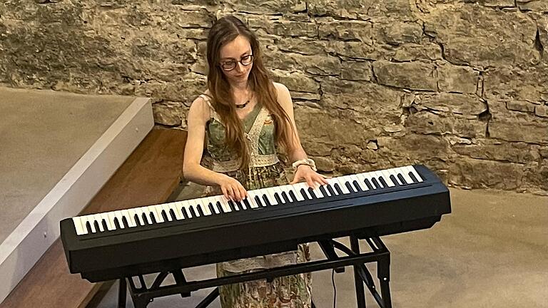 Luisa Oppelt am Piano.