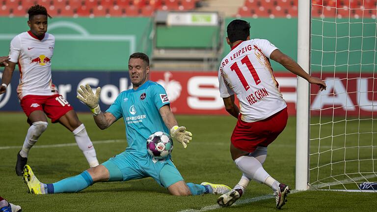 Ein Abspielfehler&nbsp; von Torwart Christian Mathenia (Mitte) leitete den schnellen Nürnberger Rückstand in der dritten Spielminute ein. Hier klärte Mathenia jedoch gegen den 3:0-Schützen Hee Chan Hwang.