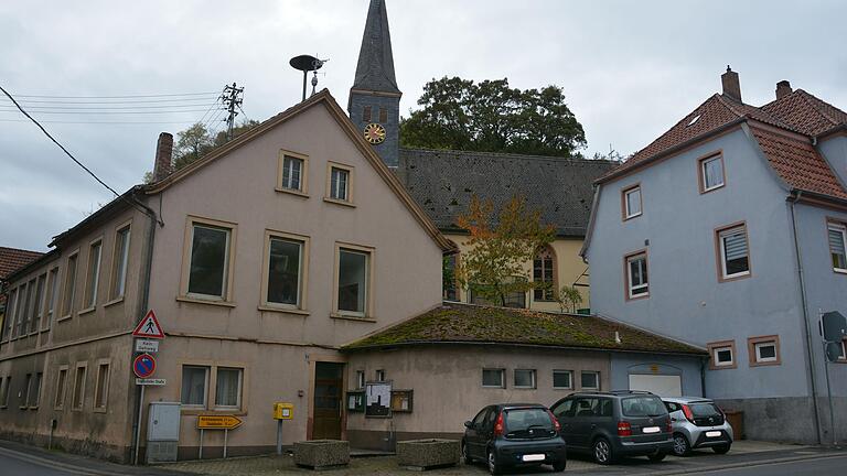 Im Zuge der Dorferneuerung ist in Mühlbach 2023 der Abriss der alte Schule geplant. Im Zuge der Dorferneuerung ist in Mühlbach 2023 der Abriss der alte Schule geplant.