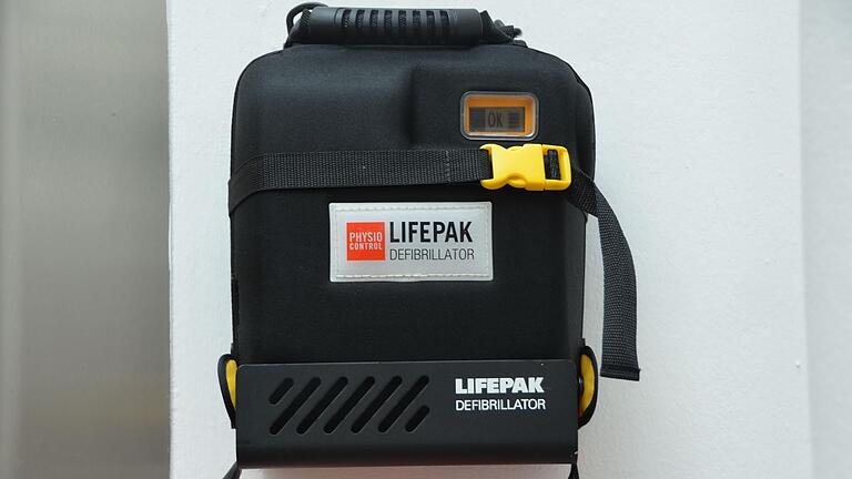 Ein AED-Defibrillator, wie er im öffentlichen Raum zu finden ist. Das ist die einfachere Variante als die EKGs mit integriertem Defibrillator, wie sie beim Rettungsdienst zu finden sind. Ein AED-Defibrillator, wie er im öffentlichen Raum zu finden ist. Das ist die einfachere Variante als die EKGs mit integriertem Defibrillator, wie sie beim Rettungsdienst zu finden sind.