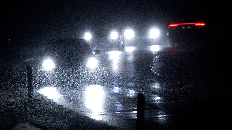 Schnee in Bayern       -  Der Deutsche Wetterdienst (DWD) erwartete für das Allgäu und Teile Oberbayern bis Freitag starken Schneefall.