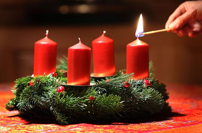 So oder so ähnlich wie dieses Symbolfoto sollte das Bild Ihres Adventskranzes aussehen.