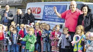 Zwei Gruppen von Kindern vor dem Kindergartenbus, zusammen mit ihren Betreuerinnen, Dominik Eichhorn (hinten links), der zu den Sponsoren des Busses gehört, sowie Manfred Kremer und MdB Dorothee Bär (rechts). Zwei Gruppen von Kindern vor dem Kindergartenbus, zusammen mit ihren Betreuerinnen, Dominik Eichhorn (hinten links), der zu den Sponsoren des Busses gehört, sowie Manfred Kremer und MdB Dorothee Bär (rechts).