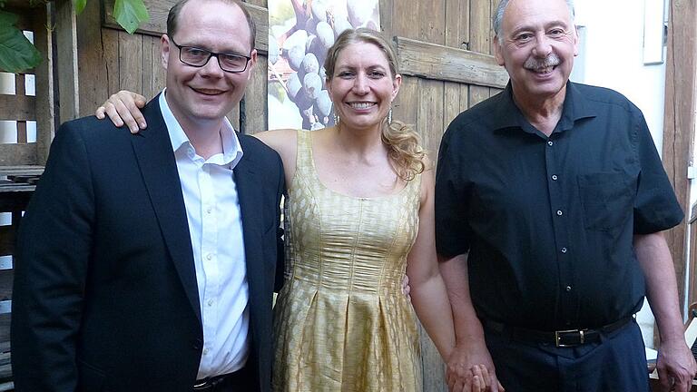 Diese drei Musiker sind seit langem ein eingespieltes Team und wissen, was ihren  Zuhörern gefällt.  Tenor Sebastian Köchig (links), Sopranistin Miriam Möckl und Pianist Michael Lörcher im Hofgarten des Schlundhauses Bad Königshofen.