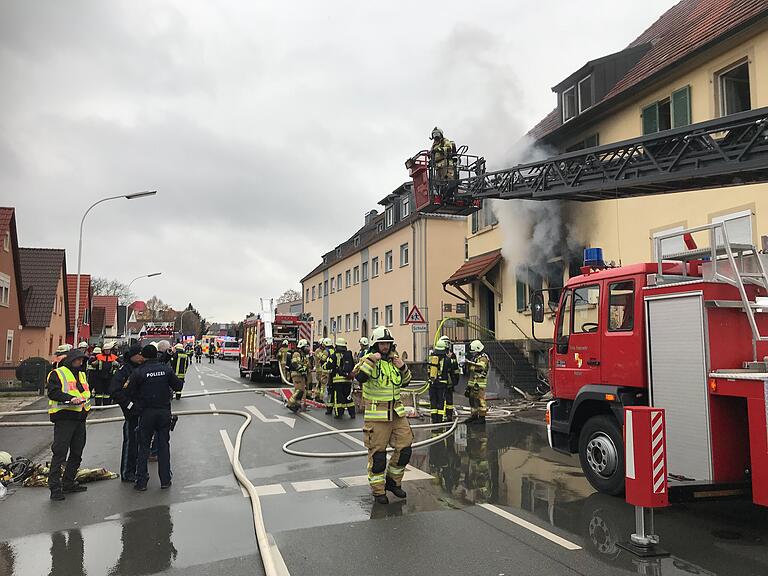 Mit einer großen Zahl an Einsatzkräften waren Feuerwehr, Rettungsdienst und Polizei vor Ort.