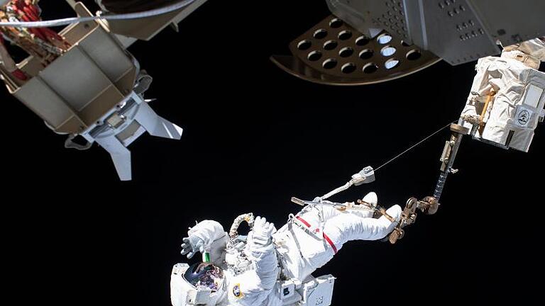 Der ESA-Astronaut Luca Parmitano ist bei einem Außeneinsatz an der Internationalen Raumstation ISS über den Roboterarm Canadarm2 gesichert. Foto: ---/Nasa/dpa/Symbolbild       -  Astronauten-Einsätze, Raketenstarts und mehr zeigt die Nasa nun auf einer eigenen Plattform.