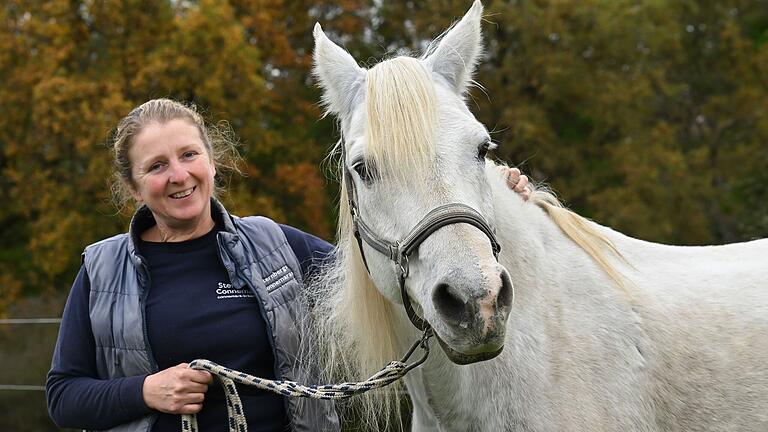 Alexandra Krämer wird mit ihrem Connemara-Pony Mandy während der Martinsfeier am Abend des 11. November auf dem Gerolzhöfer Marktplatz als Heiliger Martin auftreten.