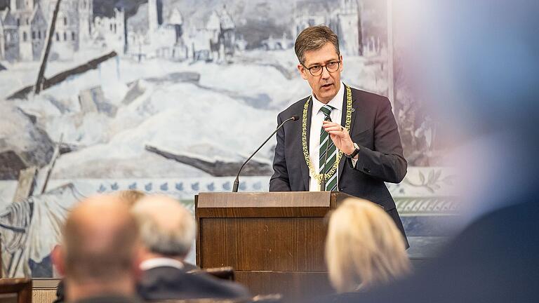 Oberbürgermeister Christian Schuchardt verwies in seiner Rede mahnend auf in Würzburg tätig gewesen 'Vollblut-Nazis'. Oberbürgermeister Christian Schuchardt verwies in seiner Rede mahnend auf in Würzburg tätig gewesen 'Vollblut-Nazis'. 