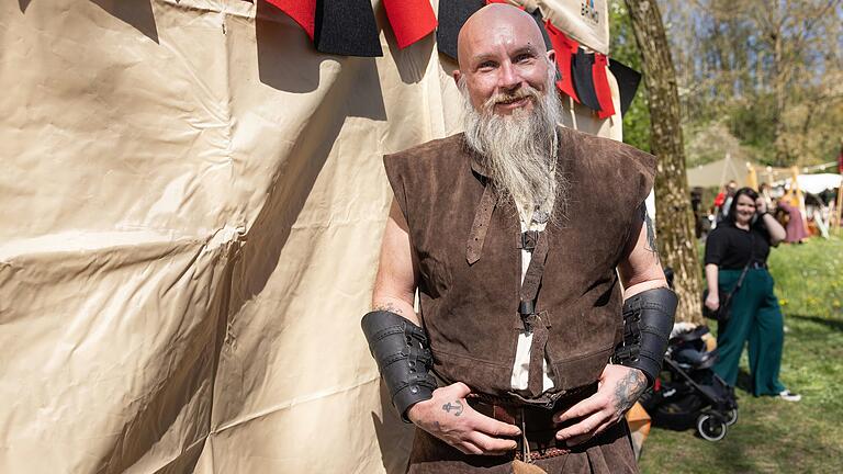 Norman Lang ist zwar als Besucher auf dem Mittelalter- und Fantasyfestival in Gaukönigshofen (Lkr. Würzburg), aber mit seiner Verkleidung ist er dennoch Teil der Attraktion.